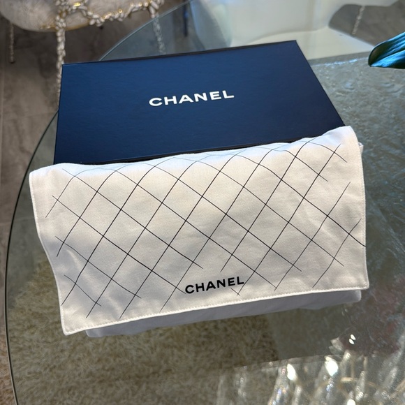 Chanel medium lamb skin classic flap bag - Picture 15 of 17